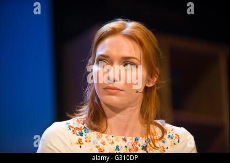 Eleanor Tomlinson qui a joué dans la 2015 Demelza Poldark BBC production d'Poldark parlant sur scène à Hay Festival 2016 Banque D'Images