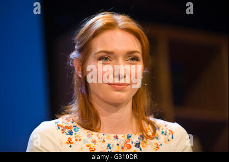 Eleanor Tomlinson qui a joué dans la 2015 Demelza Poldark BBC production d'Poldark parlant sur scène à Hay Festival 2016 Banque D'Images