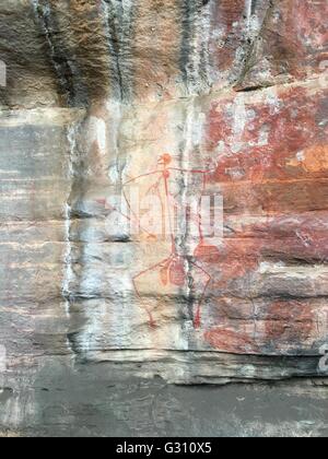 La figure d'un chasseur portant des lances peint dans une caverne à Ubirr, Kakadu National Park, Territoire du Nord, Australie Banque D'Images