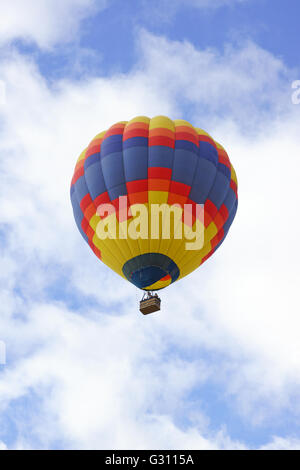 Ballon flottant sur Temecula Valley Winery et vergers dans le sud de la Californie au cours de ballon et Wine Festival Banque D'Images