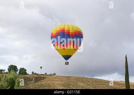 Ballon flottant sur Temecula Valley Winery et vergers dans le sud de la Californie au cours de ballon et Wine Festival Banque D'Images