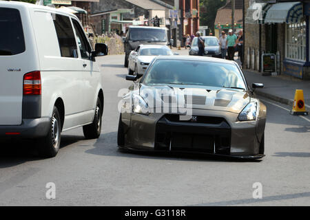 Nissan GTR modification custom car d'une croisière sur la partie inférieure de la Gorge de Cheddar, Juin 2016 Banque D'Images