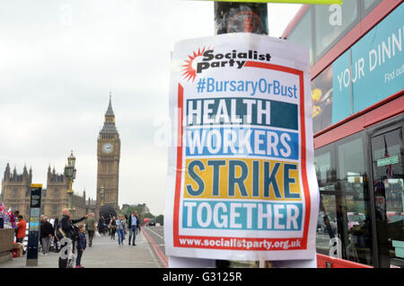 Santé Ministère,Whitehall,London,UK.4 juin 2016 poster sur le pont de Westminster.Infirmières protestation devant Richmond House Ministère contre les infirmières de santé remplacement bourses avec prêt. Banque D'Images