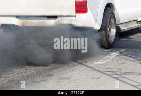 La pollution de l'air d'échappement du véhicule sur route Banque D'Images