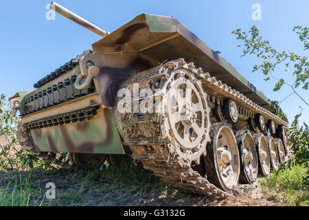 La Seconde Guerre mondiale l'histoire vivante. German tank, Panzer IV, Close up prise de vue au grand angle de l'avant, sous les voies, réservoir dominant de viewer, ciel bleu au-dessus. Banque D'Images