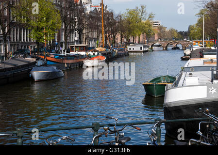 Les petits bateaux sur le canal à Amsterdam, Hollande, Pays-Bas. Banque D'Images