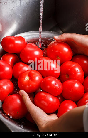 Lave-mains tomates en bassin. Banque D'Images