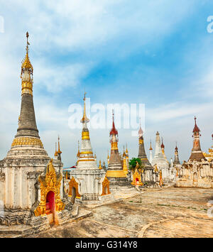 Temple bouddhiste Thaung Tho, le lac Inle. Le Myanmar. Banque D'Images