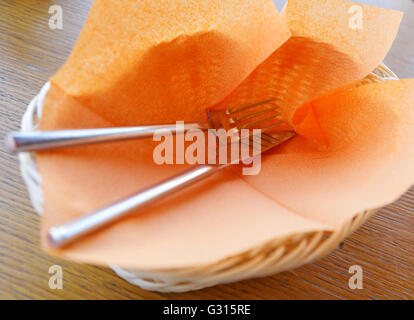 Panier couverts sur une table avec des serviettes Banque D'Images