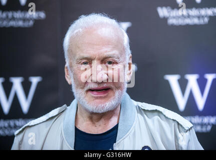 Buzz Aldrin lors d'une séance de signature de son livre 'aucun rêve n'est trop élevé : Leçons de vie d'un homme qui a marché sur la Lune" Banque D'Images