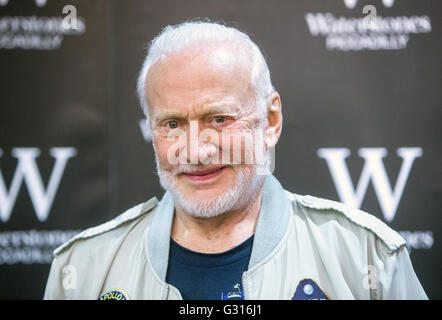 Buzz Aldrin lors d'une séance de signature de son livre 'aucun rêve n'est trop élevé : Leçons de vie d'un homme qui a marché sur la Lune" Banque D'Images