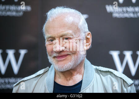 Buzz Aldrin lors d'une séance de signature de son livre 'aucun rêve n'est trop élevé : Leçons de vie d'un homme qui a marché sur la Lune" Banque D'Images