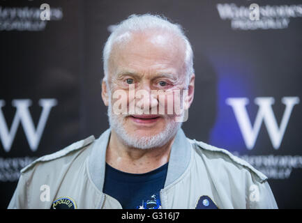 Buzz Aldrin lors d'une séance de signature de son livre 'aucun rêve n'est trop élevé : Leçons de vie d'un homme qui a marché sur la Lune" Banque D'Images