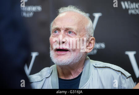 Buzz Aldrin lors d'une séance de signature de son livre 'aucun rêve n'est trop élevé : Leçons de vie d'un homme qui a marché sur la Lune" Banque D'Images