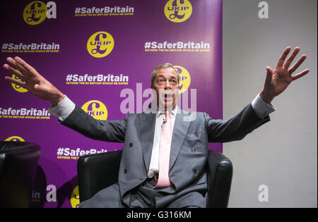 Leader de l'UKIP, Nigel Farage, donne un discours à Westminster, incitant les gens à voter laisser dans l'Union européenne référendum le 23 juin Banque D'Images