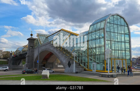 Passerelle pour piétons Bogdan Khmelnitski ou Kyivskiy passerelle au-dessus de la rivière de Moscou Banque D'Images