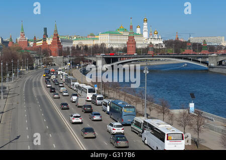 Vue sur front de mer Prechistenskaya, grand pont en pierre et Kremlin de Moscou. Panorama de la ville Banque D'Images