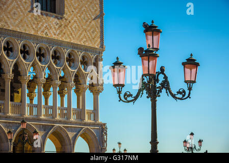 Lampes de rue à Venise avec de nombreux pigeons assis dessus avec ciel bleu sur l'arrière-plan Banque D'Images