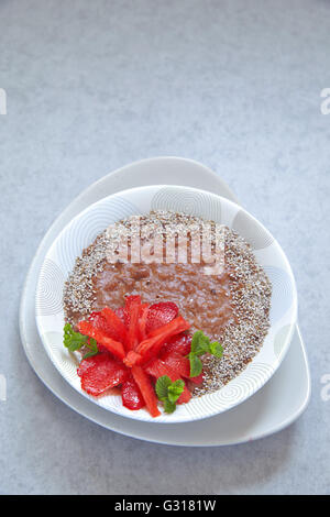 L'avoine au chocolat décoré de fleur de fraisier Banque D'Images