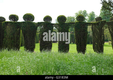 Les gens de topiary style chaîne de papier Banque D'Images