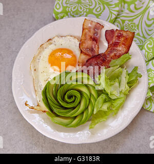 Oeufs frits, bacon et avocat Rose pour le petit déjeuner Banque D'Images