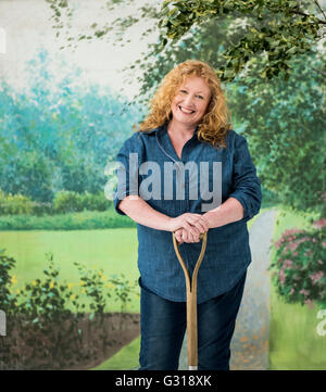 Charlie Dimmock tenant un chat dans un contexte d'un jardin d'été. Banque D'Images