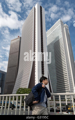 Businessman in front of Centre de Shinjuku, Sompo et Nomura, bâtiments, de Nishi-Shinjuku Tokyo, Japon Banque D'Images