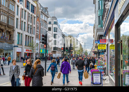 Boutiques d'Oxford Street dans le West End, Londres, Angleterre, Royaume-Uni Banque D'Images