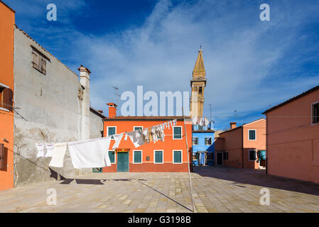 Blanchisserie accroché sur les lignes en face de maisons de Burano. Banque D'Images