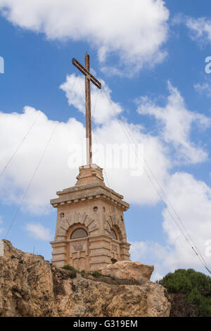 La Croix Laferla est un début de 20e siècle monument religieux dans la périphérie de Siggiewi, à l'île méditerranéenne de Malte. B Banque D'Images