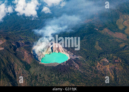 Photo aérienne du volcan Ijen active dans l'Est de Java - plus grand lac de cratère très acides dans monde avec de l'eau sulfurique turquoise. Banque D'Images