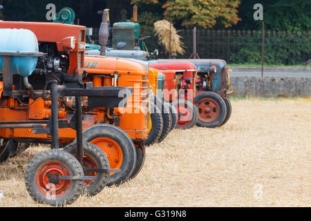 Détail de vieux tracteurs en perspective, véhicule agricole, de la vie rurale Banque D'Images