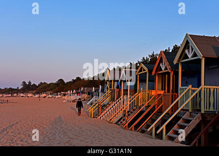 Cabines de plage au coucher du soleil à Wells-next-the-Sea sur la côte nord du comté de Norfolk, en Angleterre, UK. Banque D'Images