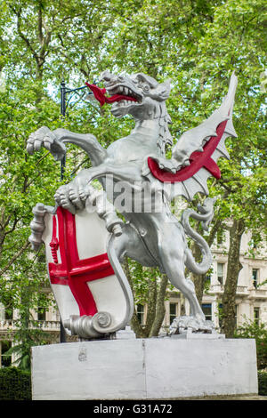 Victoria Embankment Dragons qui marquent la limite de la ville de Londres. Banque D'Images