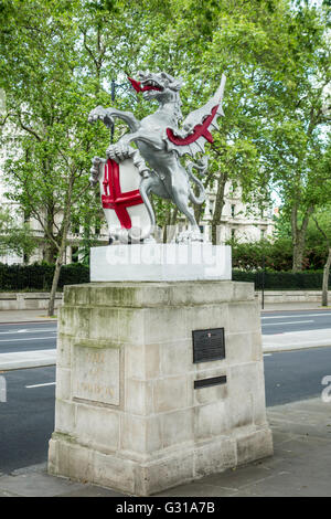 Victoria Embankment Dragons qui marquent la limite de la ville de Londres. Banque D'Images