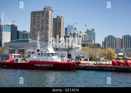 TORONTO - 17 mai 2016 : Situé sur Queens Quay West de Toronto Harbourfront Centre, incendie et Marine Station 334 Station 3 et l'EMS Banque D'Images