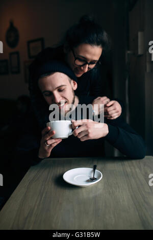 Jeune homme et femme posant à l'intérieur Banque D'Images