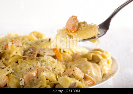 Tortellini et Ravioli à la crème, viande de poulet et les champignons sur la plaque Banque D'Images