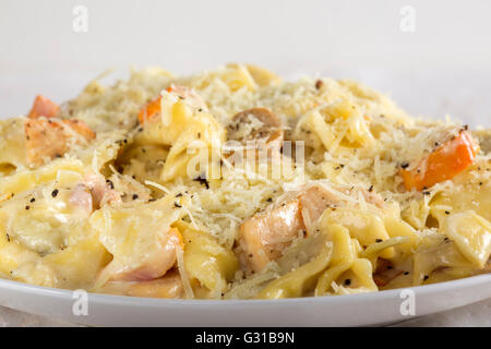 Tortellini et Ravioli à la crème, viande de poulet et les champignons sur la plaque Banque D'Images
