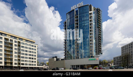 VILNIUS, LITUANIE - 04 MAI 2016 : grand centre commercial Helios Ville. supermarchés Norfa et elite appartements dans un penthous Banque D'Images