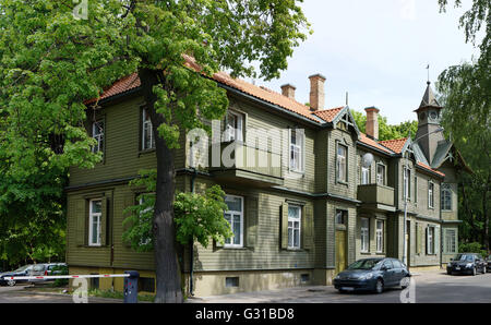 VILNIUS, LITUANIE - 20 MAI 2016 : La maison historique en bois numéro 33 dans la rue d'un nom de l'art lituanien ingénieux Banque D'Images