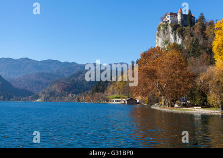 Le Château construit au sommet d'une falaise surplombant le lac Banque D'Images