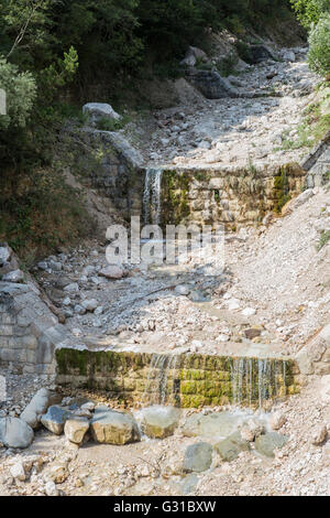 Avis sur les petits murs en pierre création de cascades le long d'un ruisseau Banque D'Images