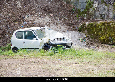 Avis sur blanc utilisé et grunge car dans une décharge junkyard Banque D'Images