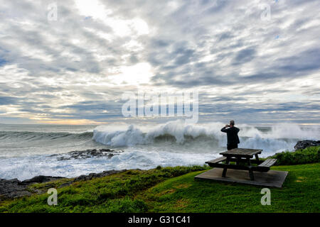 L'homme à prendre des photos d'une mer à l'aube, Kiama, Côte d'Illawarra, New South Wales, Australie Banque D'Images