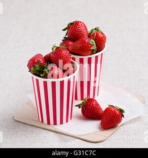 Les fraises dans une tasse. Focus sélectif. Banque D'Images