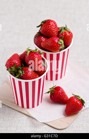 Les fraises dans une tasse. Focus sélectif. Banque D'Images