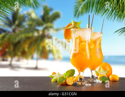 Cocktails d'été avec l'arrière-plan flou sur la plage Banque D'Images