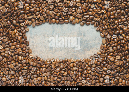 Arrière-plan avec des grains de café espace ovale pour le texte, vue du dessus Banque D'Images