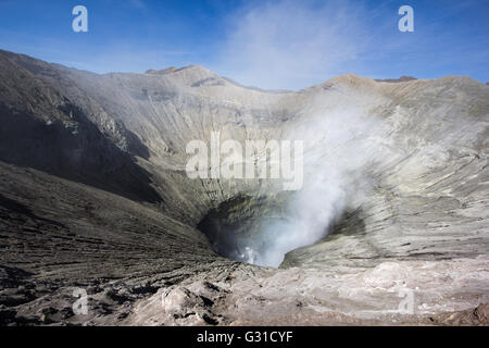 Bromo cratère Panorama vocalno avec du gaz de fumée, de l'Est de Java, Indonésie Banque D'Images